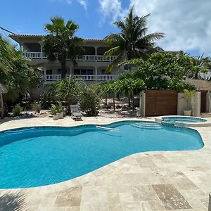 https://waikiki-apartments-jan-thiel.comcaribbean.com